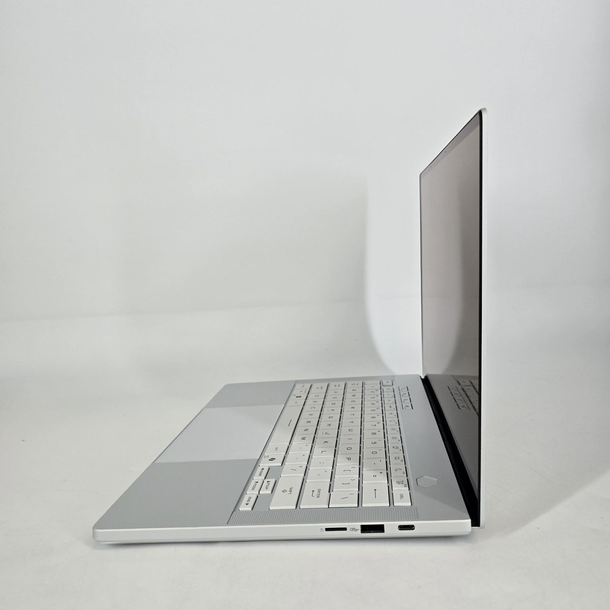 Asus ROG Zephyrus G14 GA403 14 White 2.0 GHz AMD Ryzen AI 9 HX 370 32GB RAM 1TB Solid State Drive NVIDIA GeForce RTX 5070 Ti 12 GB