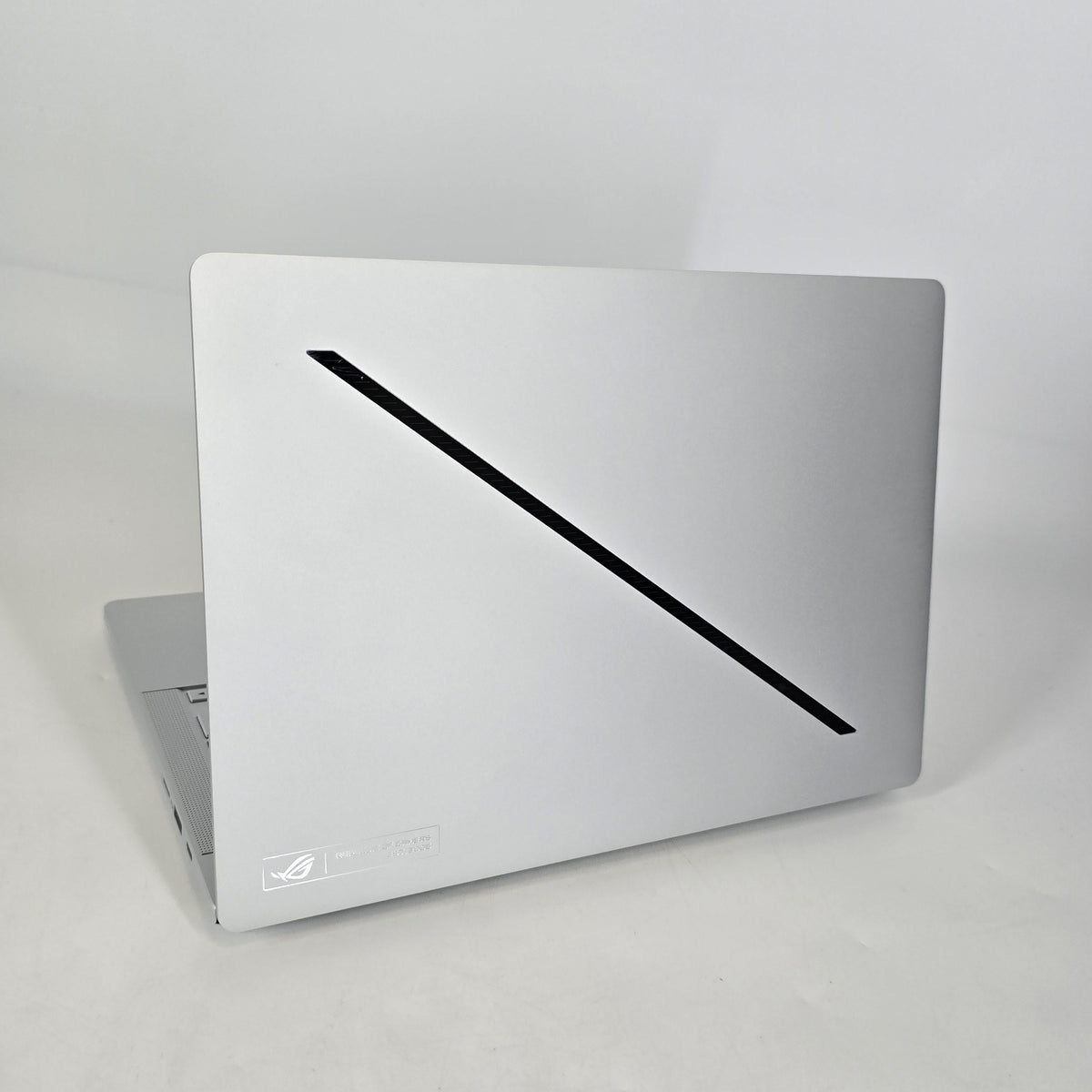 Asus ROG Zephyrus G14 GA403 14 White 2.0 GHz AMD Ryzen AI 9 HX 370 32GB RAM 1TB Solid State Drive NVIDIA GeForce RTX 5070 Ti 12 GB