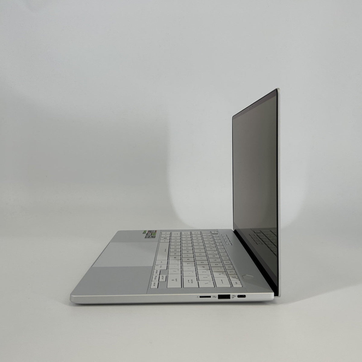 Asus ROG Zephyrus G14 GA403 14 White 4.0 GHz AMD Ryzen 9 8945HS 32GB RAM 1TB Solid State Drive NVIDIA GeForce RTX 4070 8 GB