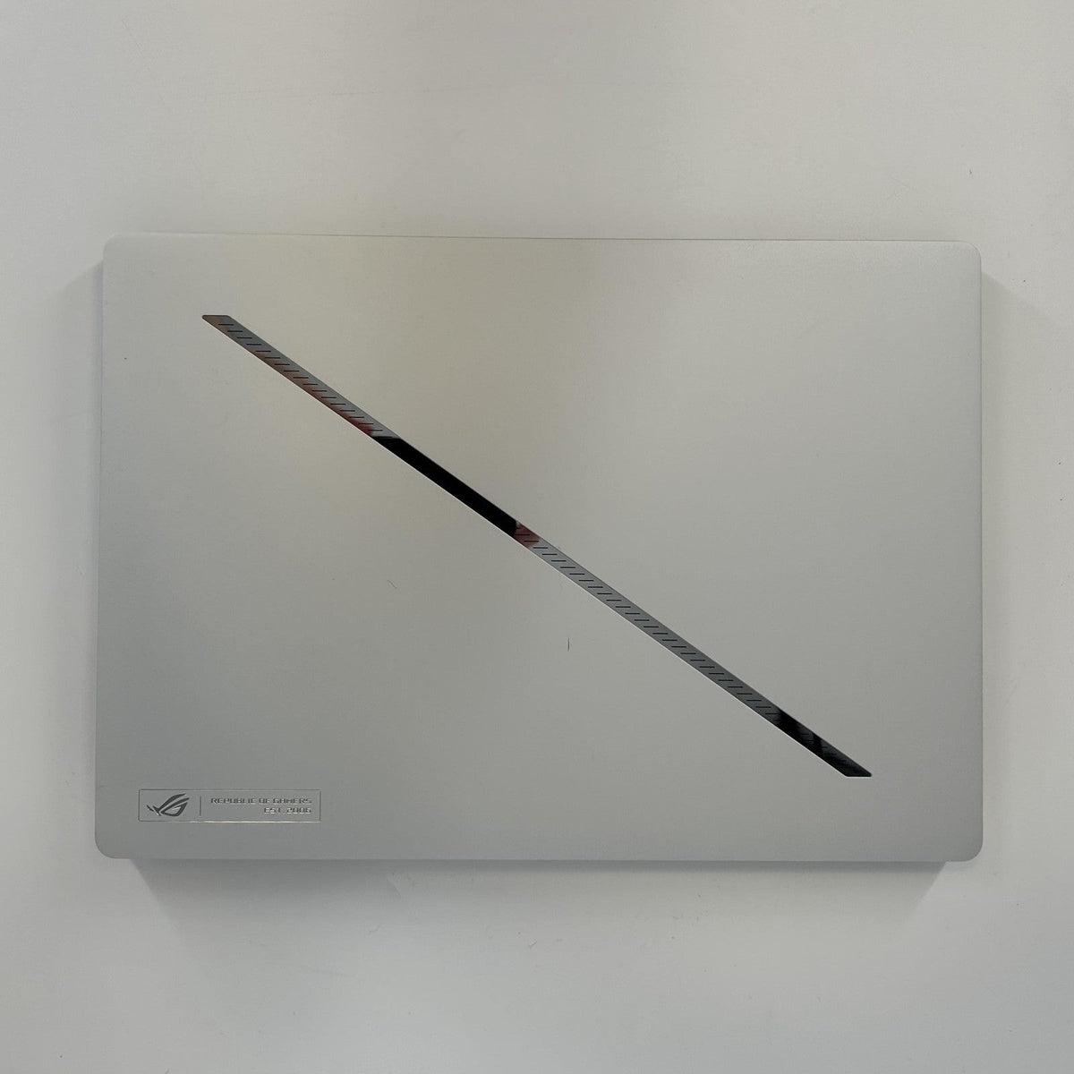 Asus ROG Zephyrus G14 GA403 14 White 4.0 GHz AMD Ryzen 9 8945HS 32GB RAM 1TB Solid State Drive NVIDIA GeForce RTX 4070 8 GB