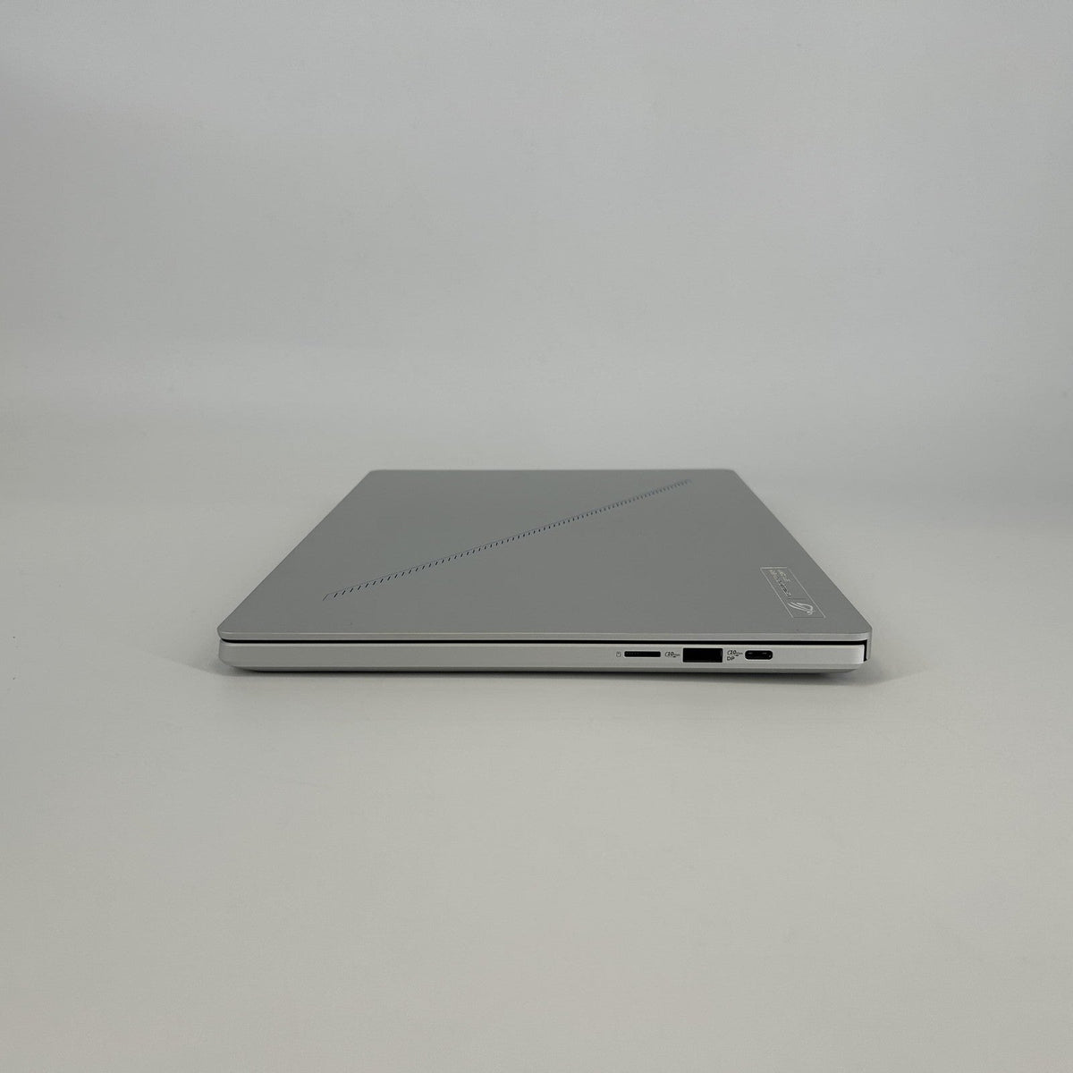 Asus ROG Zephyrus G14 GA403 14 White 4.0 GHz AMD Ryzen 9 8945HS 32GB RAM 1TB Solid State Drive NVIDIA GeForce RTX 4070 8 GB