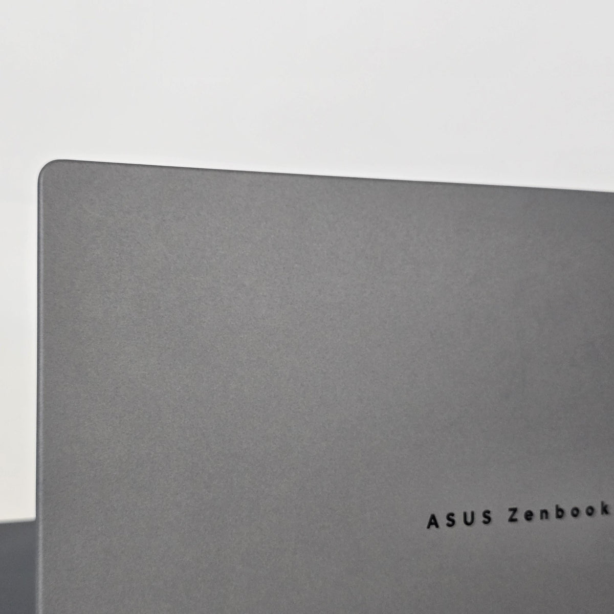 Asus Zenbook A 14 Iceland Gray 2.96 GHz Qualcomm Snapdragon X 32GB RAM 1TB Solid State Drive