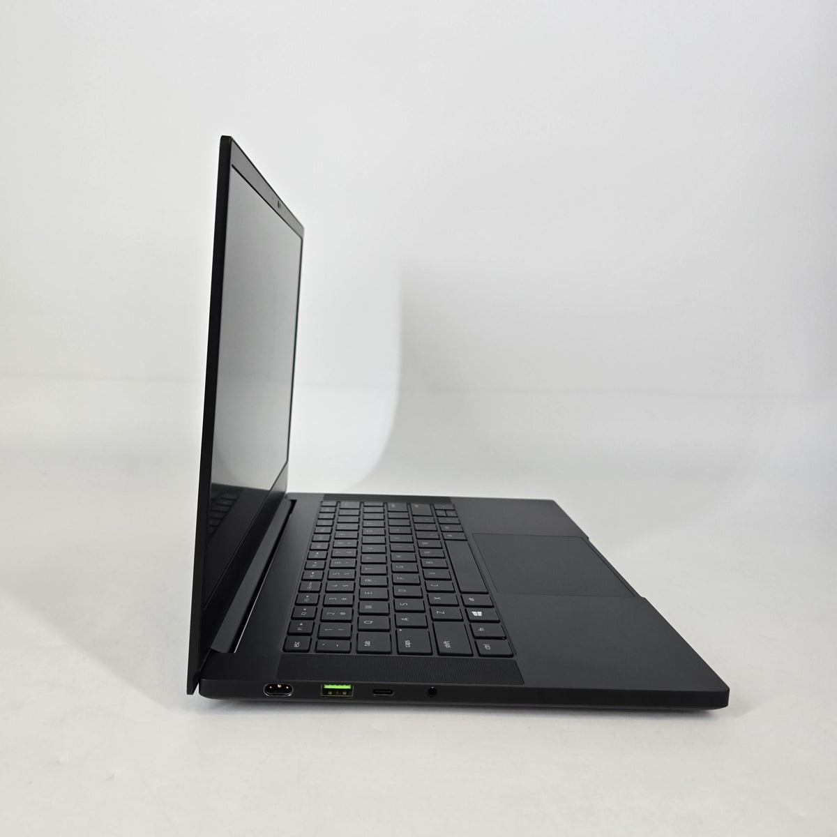 Razer Blade 14 2021 Black 3.3 GHz AMD Ryzen 9 5900HX 16GB RAM 1TB Solid State Drive NVIDIA GeForce RTX 3080 8 GB