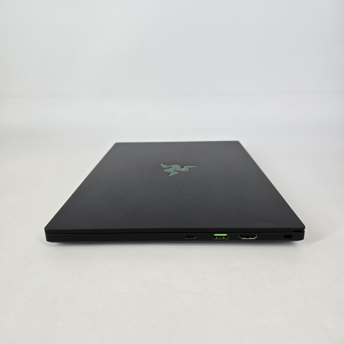 Razer Blade 14 2021 Black 3.3 GHz AMD Ryzen 9 5900HX 16GB RAM 1TB Solid State Drive NVIDIA GeForce RTX 3080 8 GB