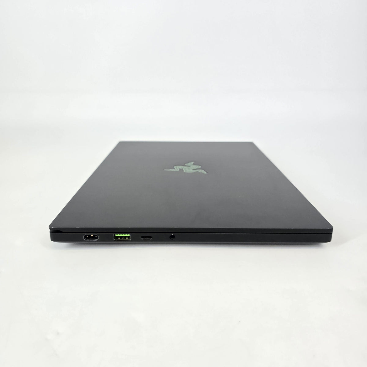 Razer Blade 14 2021 Black 3.3 GHz AMD Ryzen 9 5900HX 16GB RAM 1TB Solid State Drive NVIDIA GeForce RTX 3080 8 GB