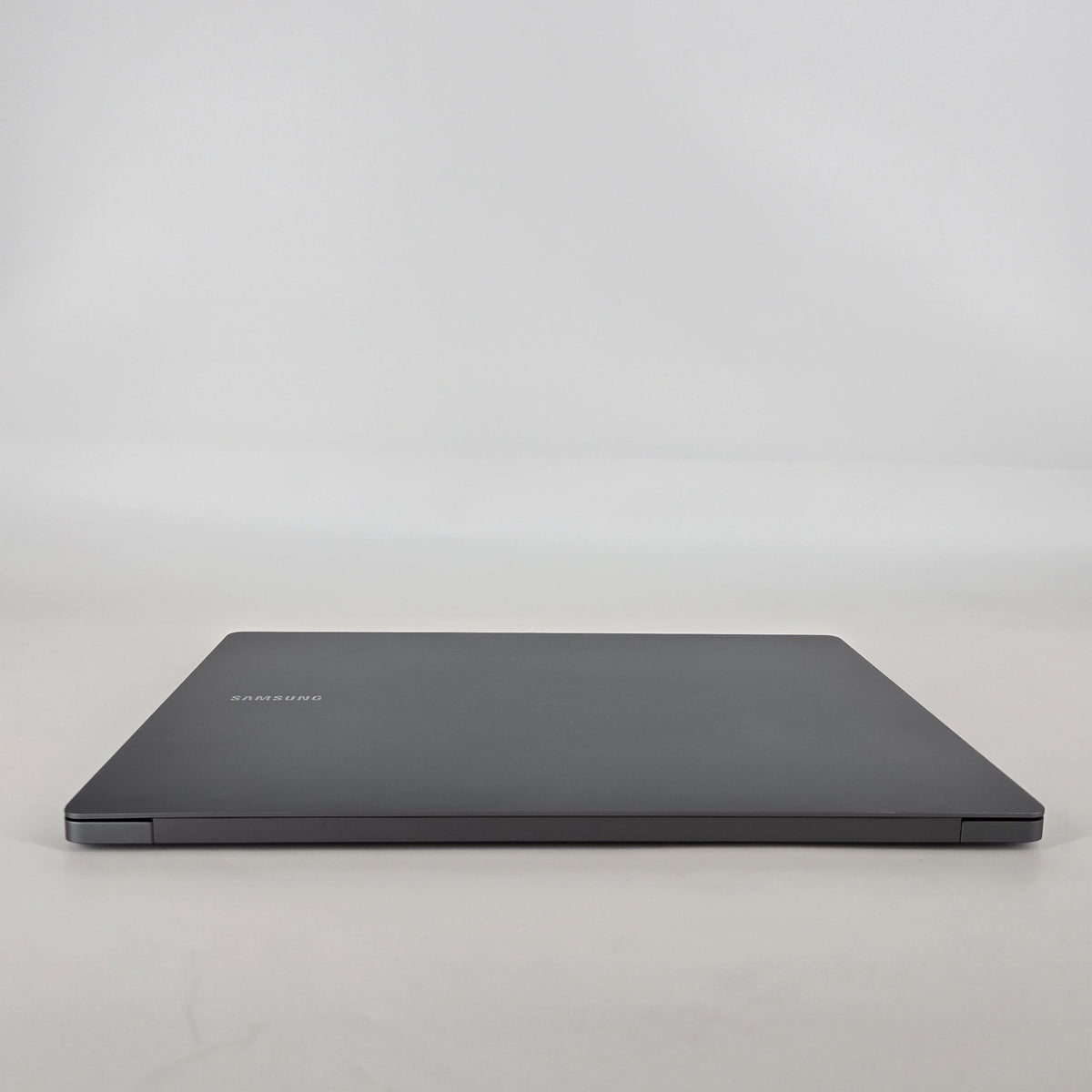 Galaxy Book5 Pro 16 Gray 2.2 GHz Intel Core Ultra 7 Series 2 16GB RAM 1TB Solid State Drive