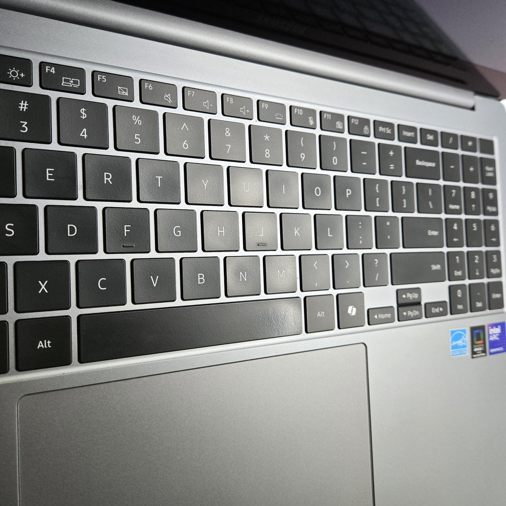 Galaxy Book5 Pro 16 Gray 2.2 GHz Intel Core Ultra 7 Series 2 16GB RAM 1TB Solid State Drive