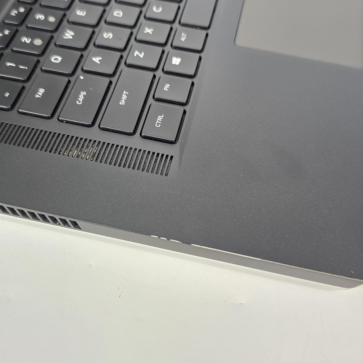 Dell Alienware X17 R1 White 2.3 GHz Intel Core i7 11th Gen. 16GB RAM 1TB Solid State Drive NVIDIA GeForce RTX 3070 8 GB