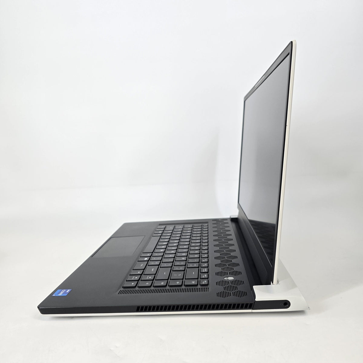 Dell Alienware X17 R1 White 2.3 GHz Intel Core i7 11th Gen. 16GB RAM 1TB Solid State Drive NVIDIA GeForce RTX 3070 8 GB