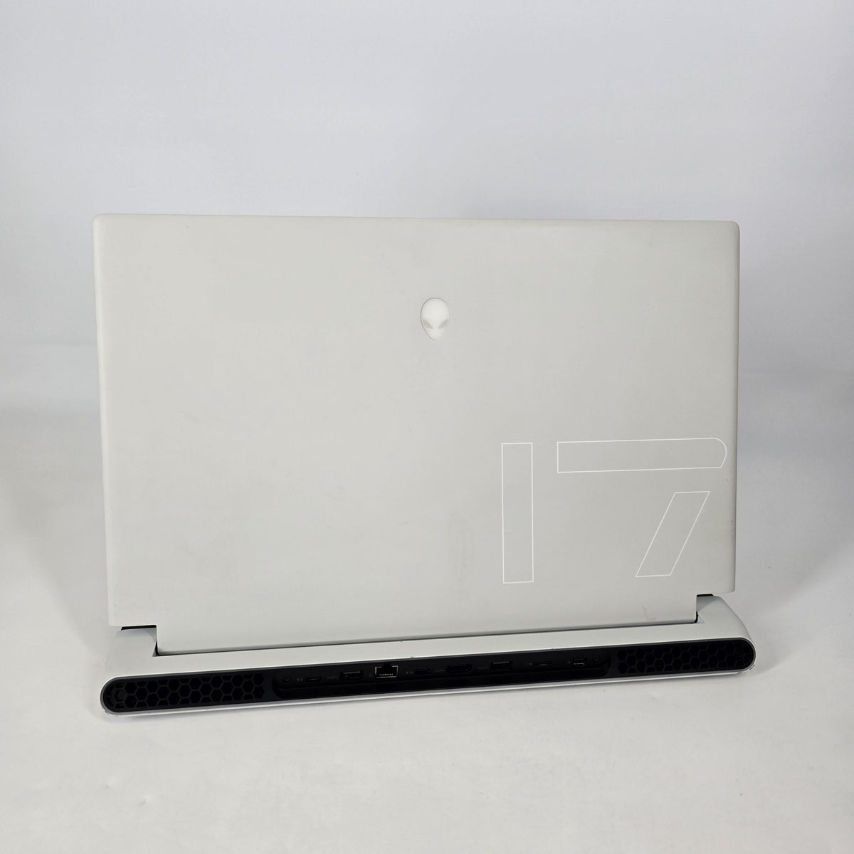 Dell Alienware X17 R1 White 2.3 GHz Intel Core i7 11th Gen. 16GB RAM 1TB Solid State Drive NVIDIA GeForce RTX 3070 8 GB
