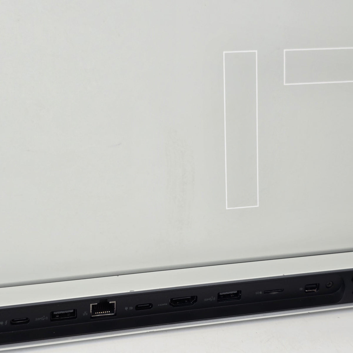 Dell Alienware X17 R1 White 2.3 GHz Intel Core i7 11th Gen. 16GB RAM 1TB Solid State Drive NVIDIA GeForce RTX 3070 8 GB