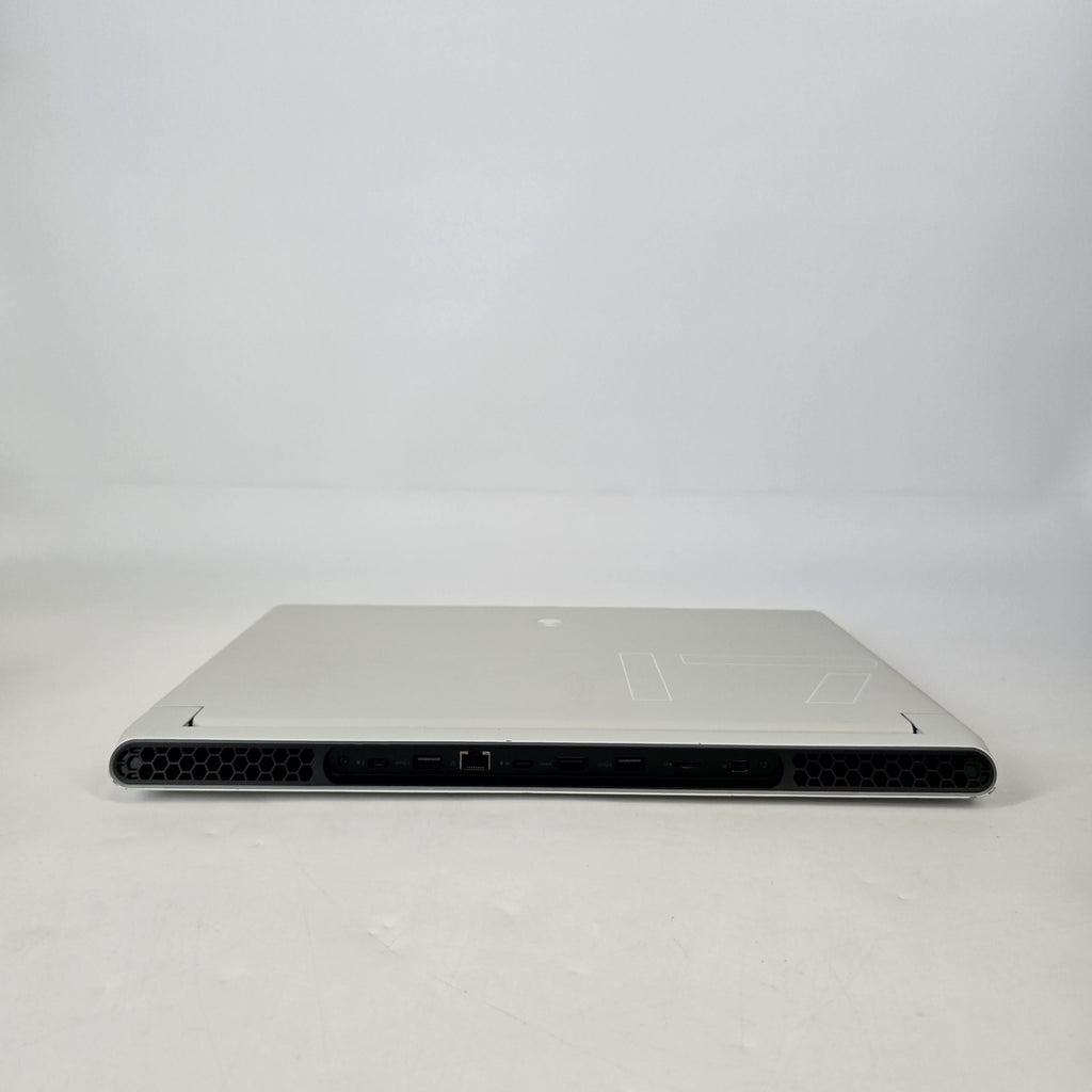 Dell Alienware X17 R1 White 2.3 GHz Intel Core i7 11th Gen. 16GB RAM 1TB Solid State Drive NVIDIA GeForce RTX 3070 8 GB