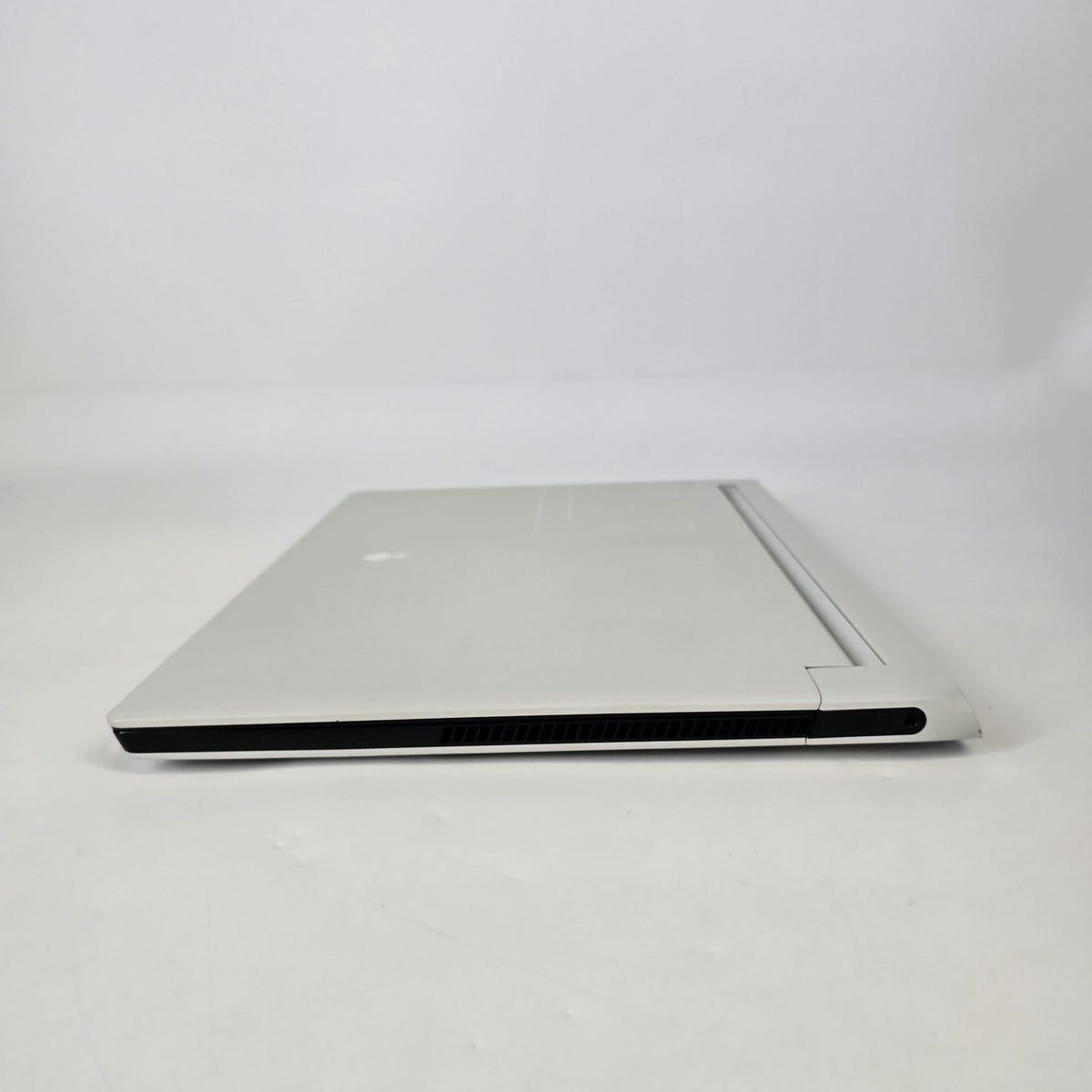 Dell Alienware X17 R1 White 2.3 GHz Intel Core i7 11th Gen. 16GB RAM 1TB Solid State Drive NVIDIA GeForce RTX 3070 8 GB