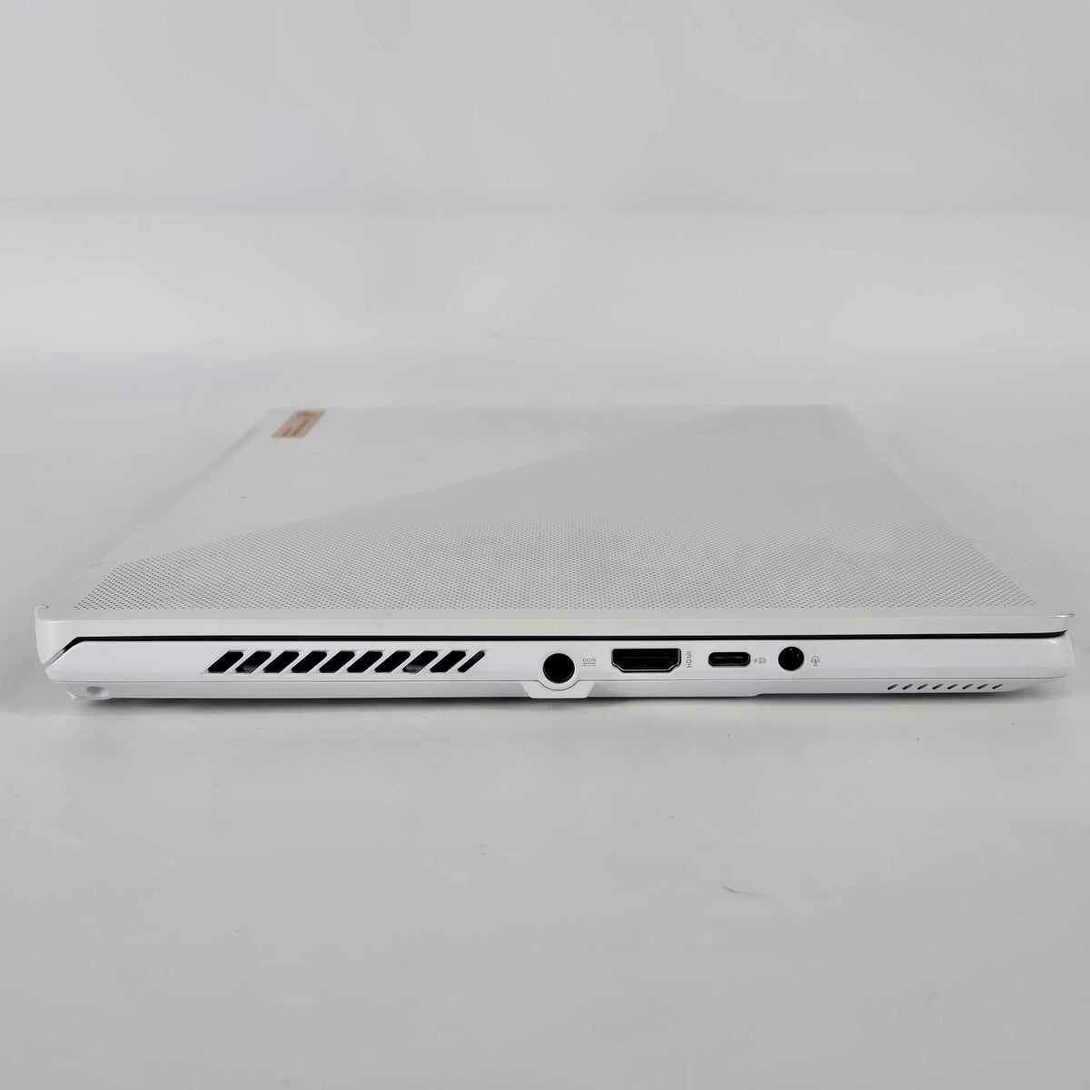 Asus ROG Zephyrus G14 GA402 14 White 3.3 GHz AMD Ryzen 9 6900HS 16GB RAM 1TB Solid State Drive AMD Radeon RX 6800S 8 GB