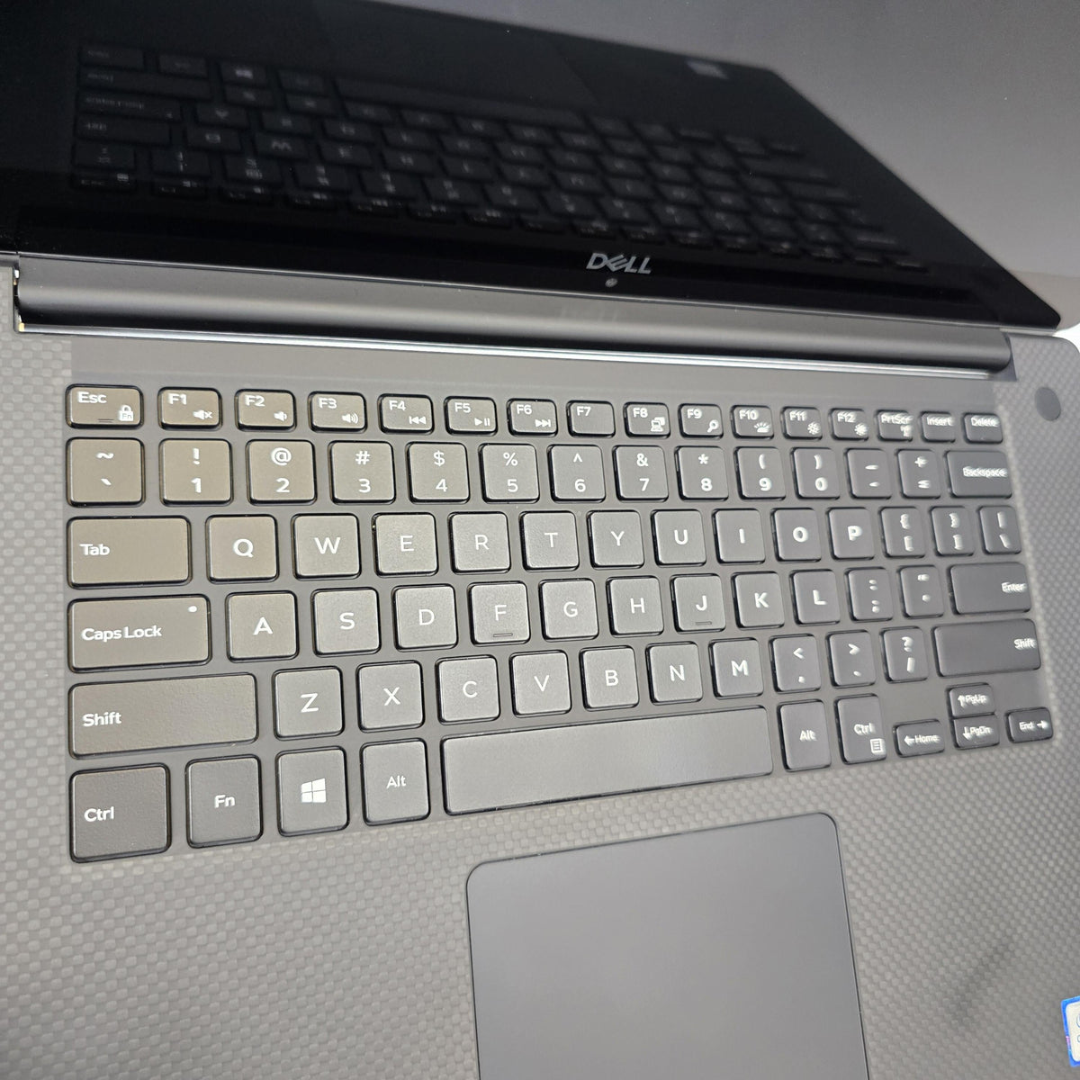 XPS 15 9570 Silver 2.2 GHz Intel Core i7 8th Gen. 32GB RAM 1TB Solid State Drive NVIDIA GeForce GTX 1050 Ti 4 GB