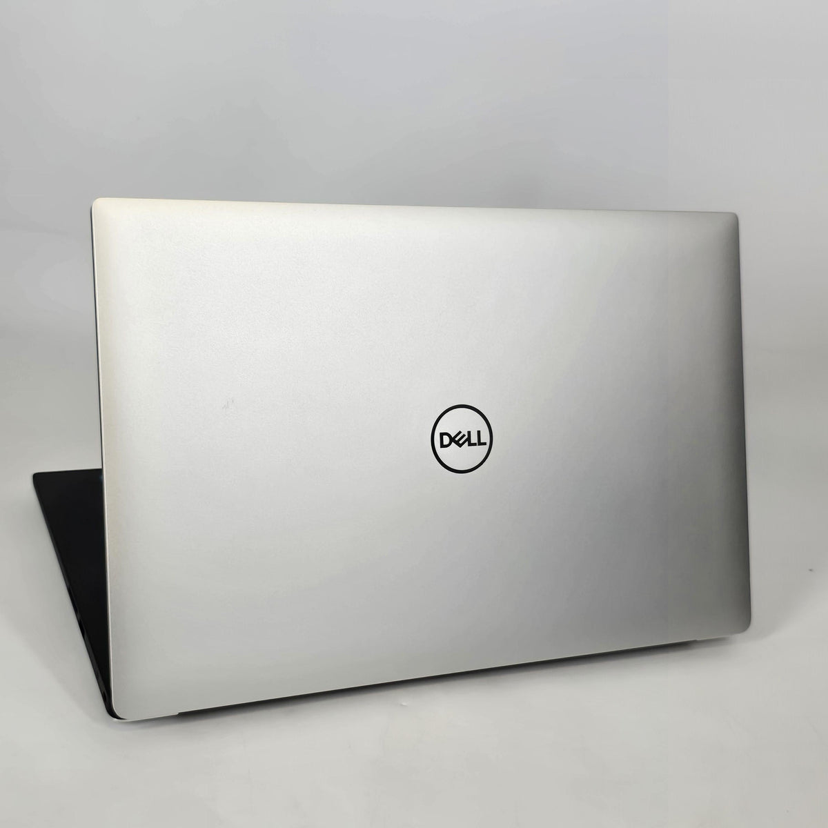 XPS 15 9570 Silver 2.2 GHz Intel Core i7 8th Gen. 32GB RAM 1TB Solid State Drive NVIDIA GeForce GTX 1050 Ti 4 GB