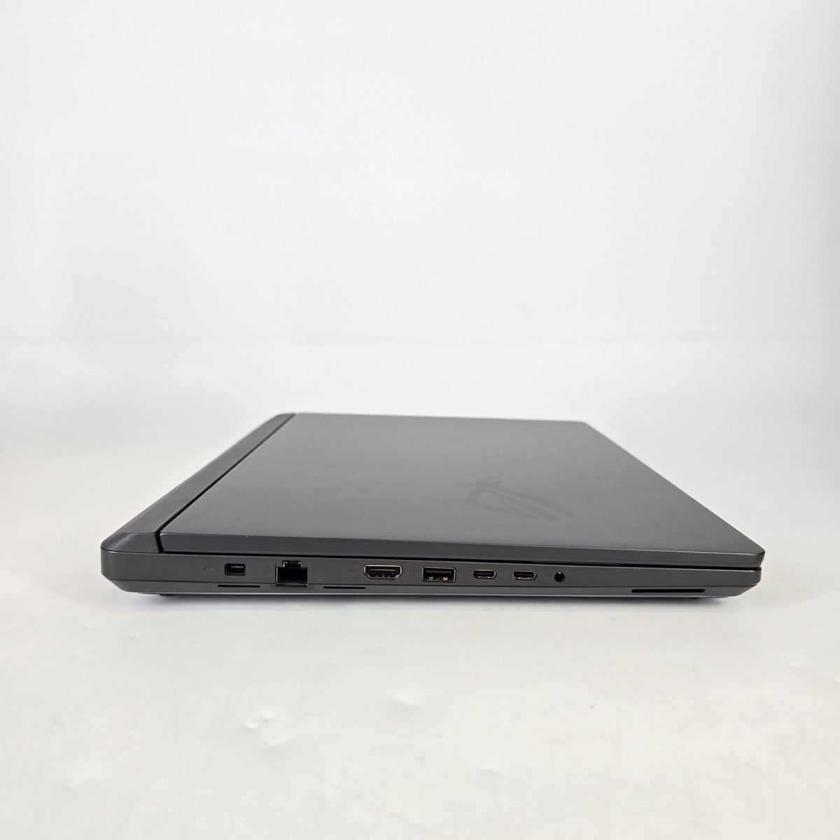 Asus ROG Strix G16 G615 16 Black 2.7 GHz Intel Core Ultra 9 Series 2 32GB RAM 1TB Solid State Drive NVIDIA GeForce RTX 5070 8 GB