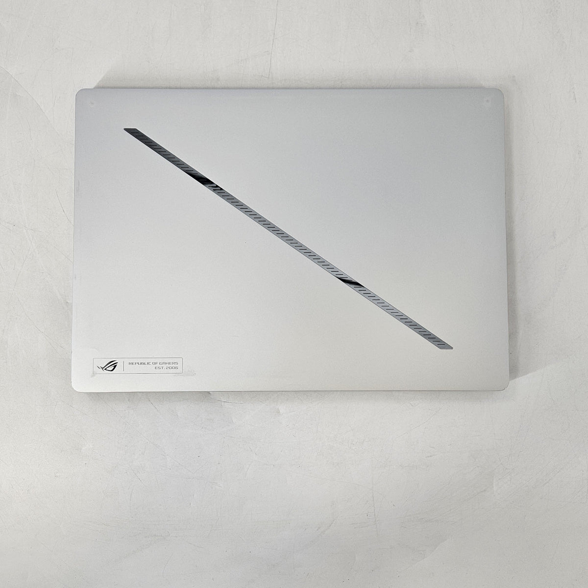 ROG Zephyrus G14 GA403 14 White 4.0 GHz AMD Ryzen 9 8945HS 16GB RAM 1TB Solid State Drive NVIDIA GeForce RTX 4060 8 GB