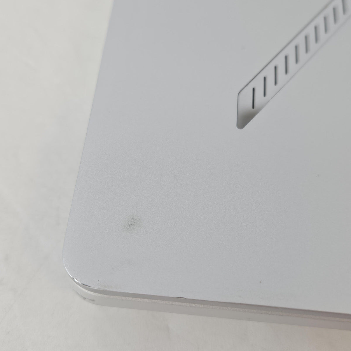 ROG Zephyrus G14 GA403 14 White 4.0 GHz AMD Ryzen 9 8945HS 16GB RAM 1TB Solid State Drive NVIDIA GeForce RTX 4060 8 GB
