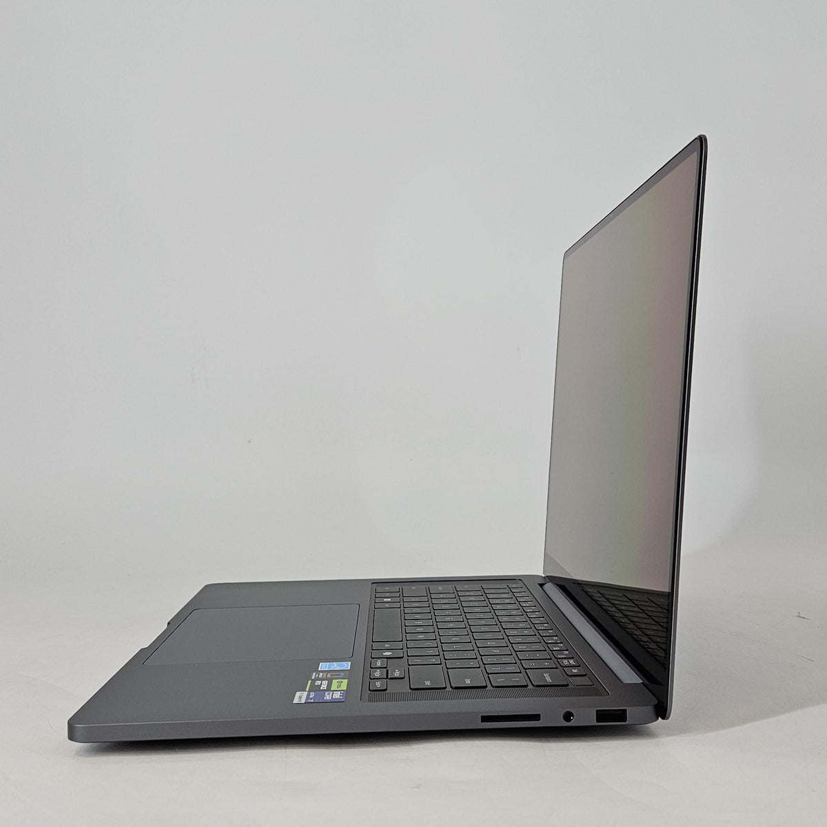 Galaxy Book6 Ultra 16 Gray 1.9 GHz Intel Core Ultra 7 Series 3 32GB RAM 1TB Solid State Drive NVIDIA GeForce RTX 5060 8 GB
