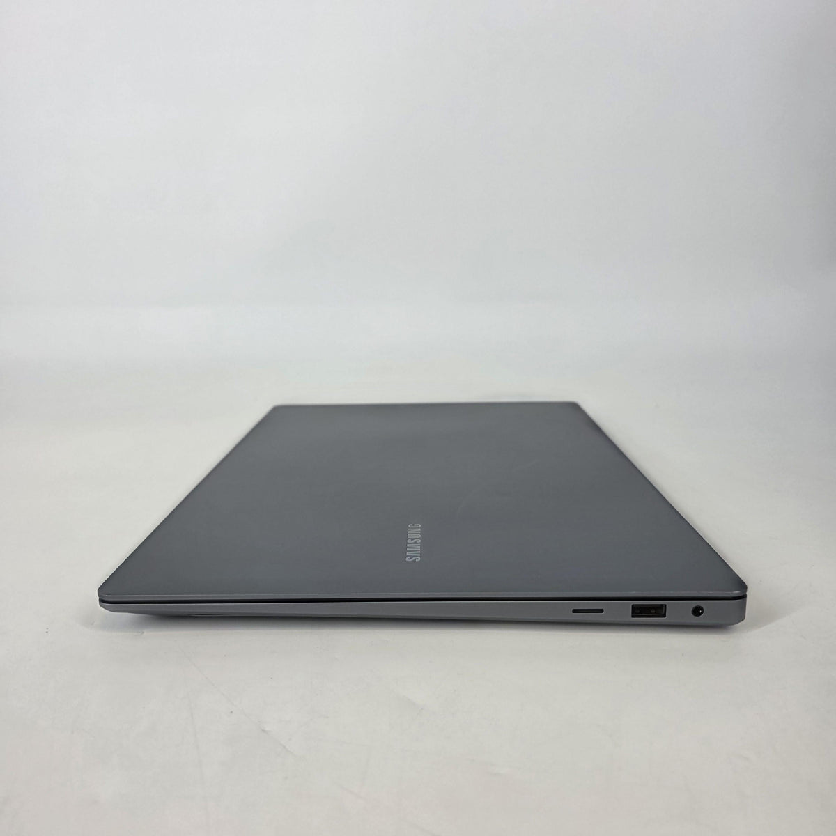 Galaxy Book4 Ultra 16 Gray 2.5 GHz Intel Core Ultra 9 32GB RAM 1TB Solid State Drive NVIDIA GeForce RTX 4070 8 GB