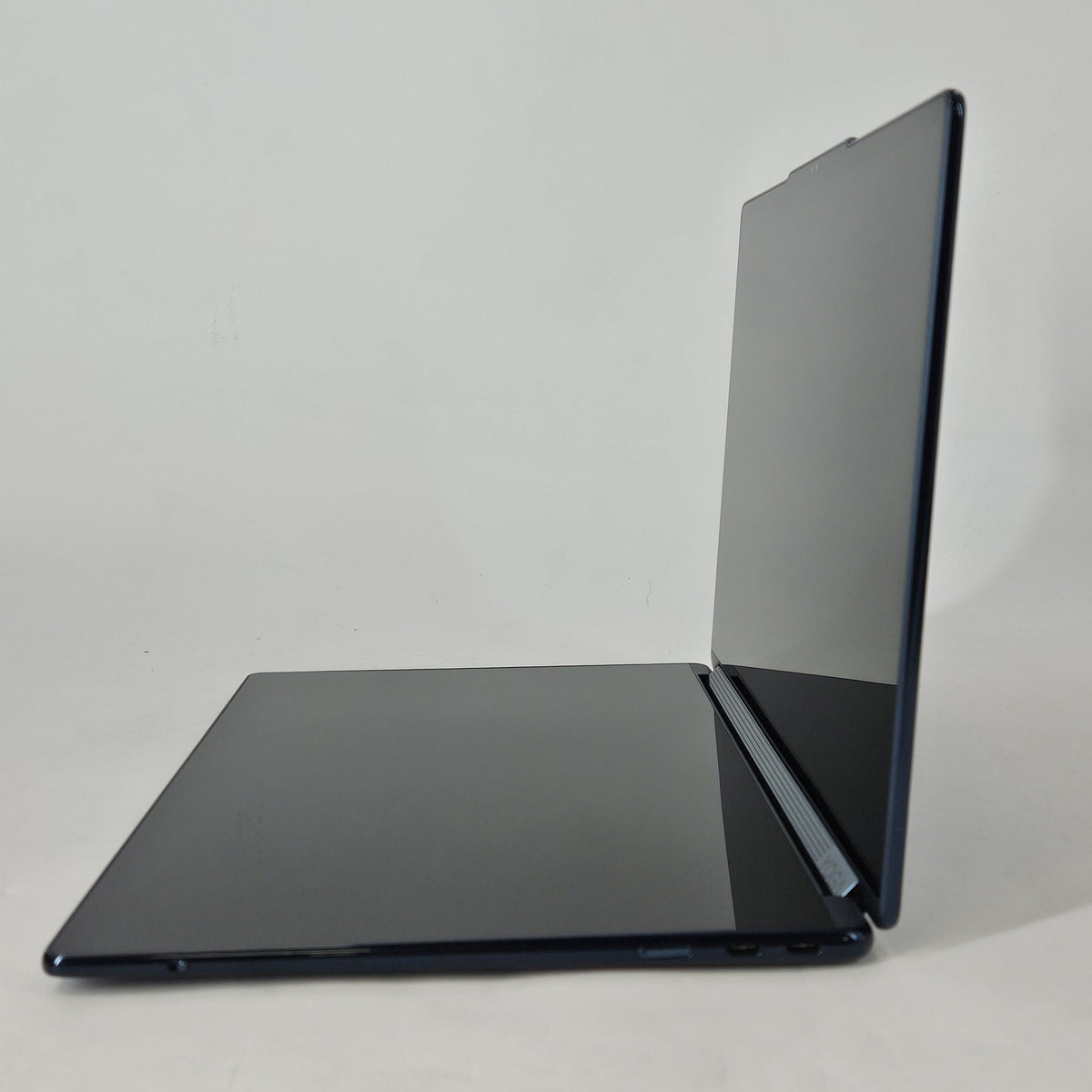 Lenovo Yoga Book 9i 13.3 Blue 2.0 GHz Intel Core Ultra 7 Series 2 16GB RAM 1TB Solid State Drive