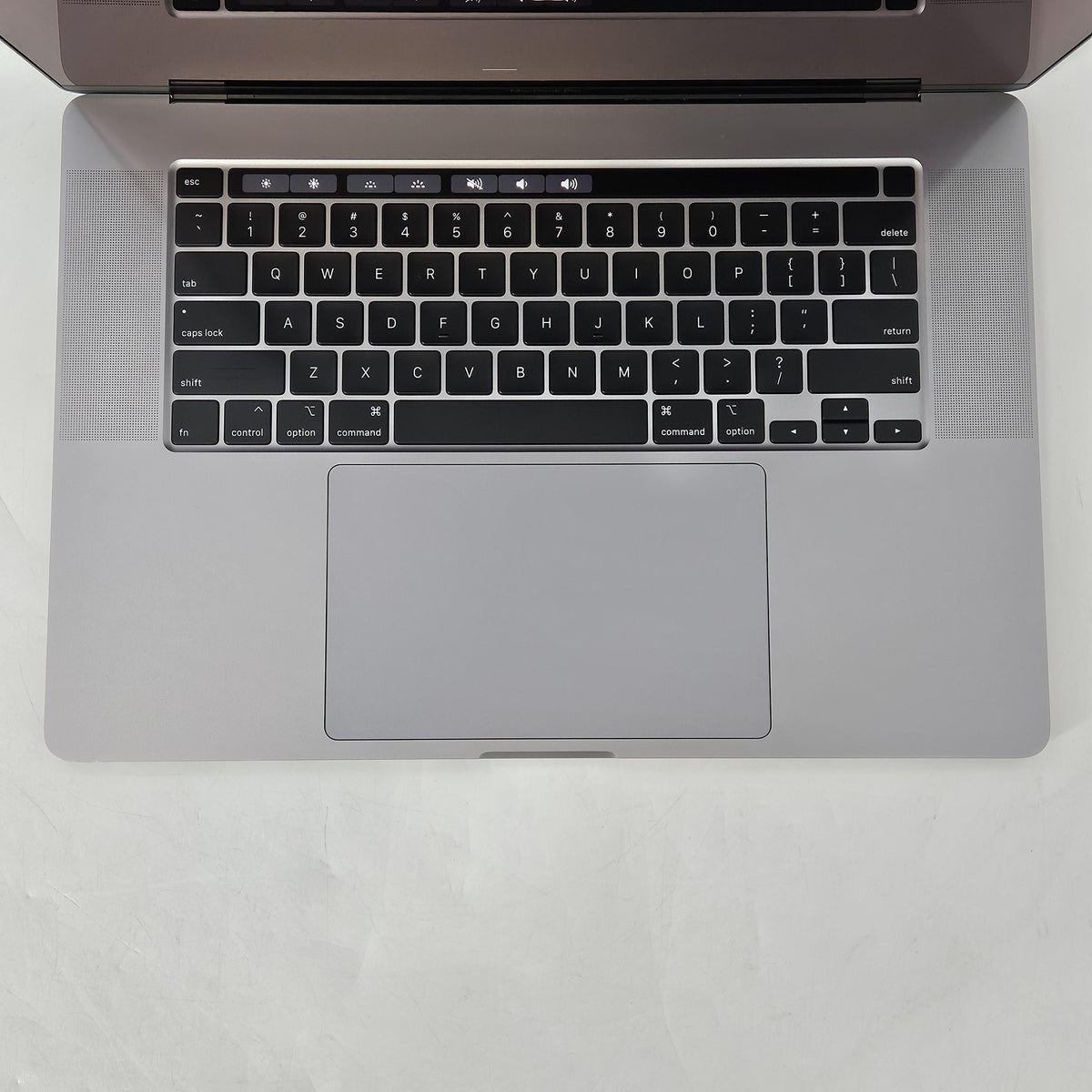 MacBook Pro 16 Touch Bar 2019 Space Gray 2.4 GHz Intel Core i9 9th Gen. 32GB RAM 512GB Solid State Drive AMD Radeon Pro 5500M 4 GB