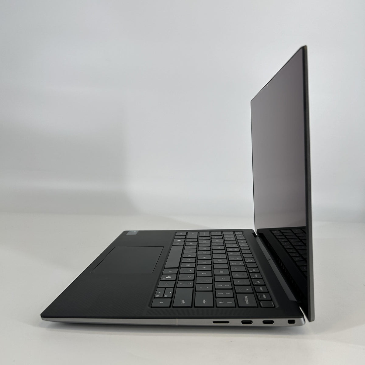 Dell Precision 5490 14 Gray 3.8 GHz Intel Core Ultra 7 32GB RAM 512GB Solid State Drive NVIDIA RTX 1000 Ada 6 GB