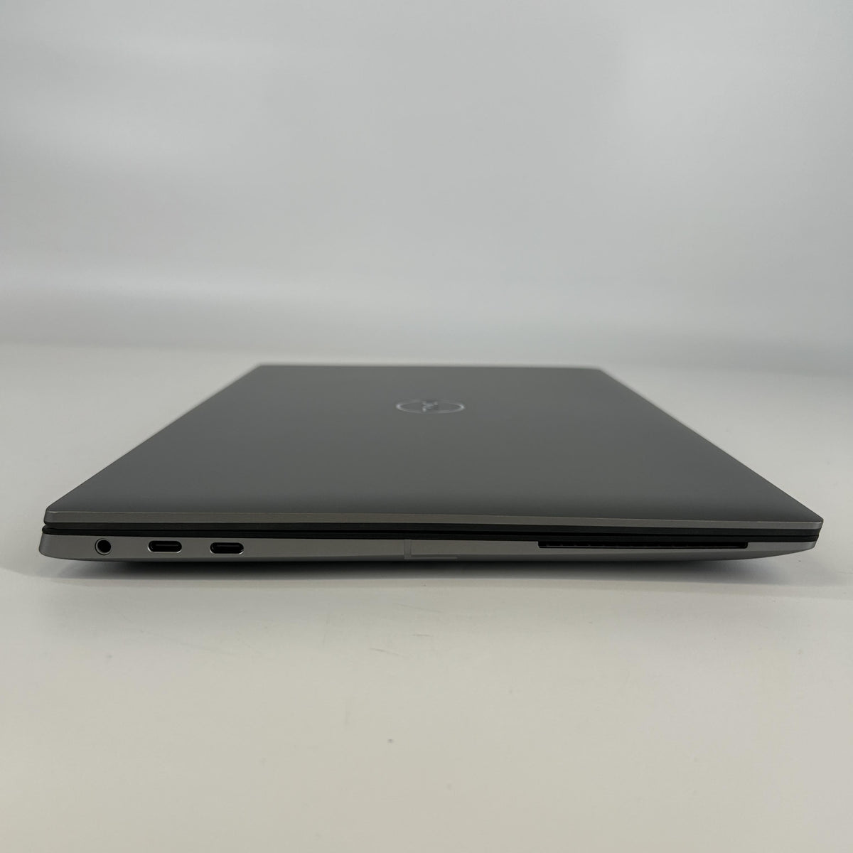 Dell Precision 5490 14 Gray 3.8 GHz Intel Core Ultra 7 32GB RAM 512GB Solid State Drive NVIDIA RTX 1000 Ada 6 GB