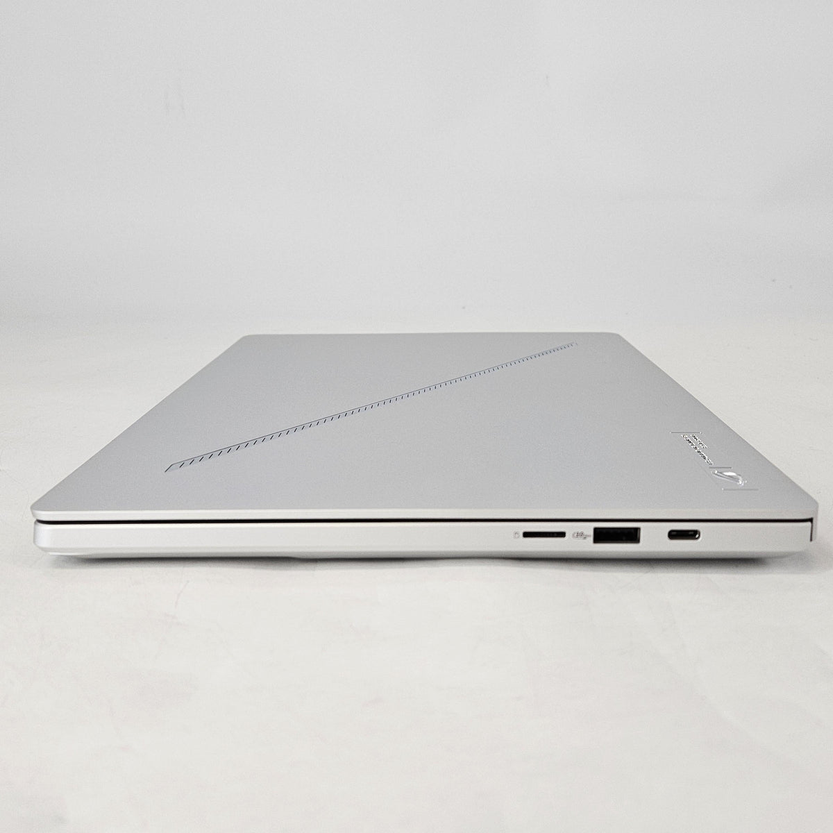 ROG Zephyrus G14 GA403 14 White 2.0 GHz AMD Ryzen AI 9 HX 370 32GB RAM 1TB Solid State Drive NVIDIA GeForce RTX 5070 Ti 12 GB