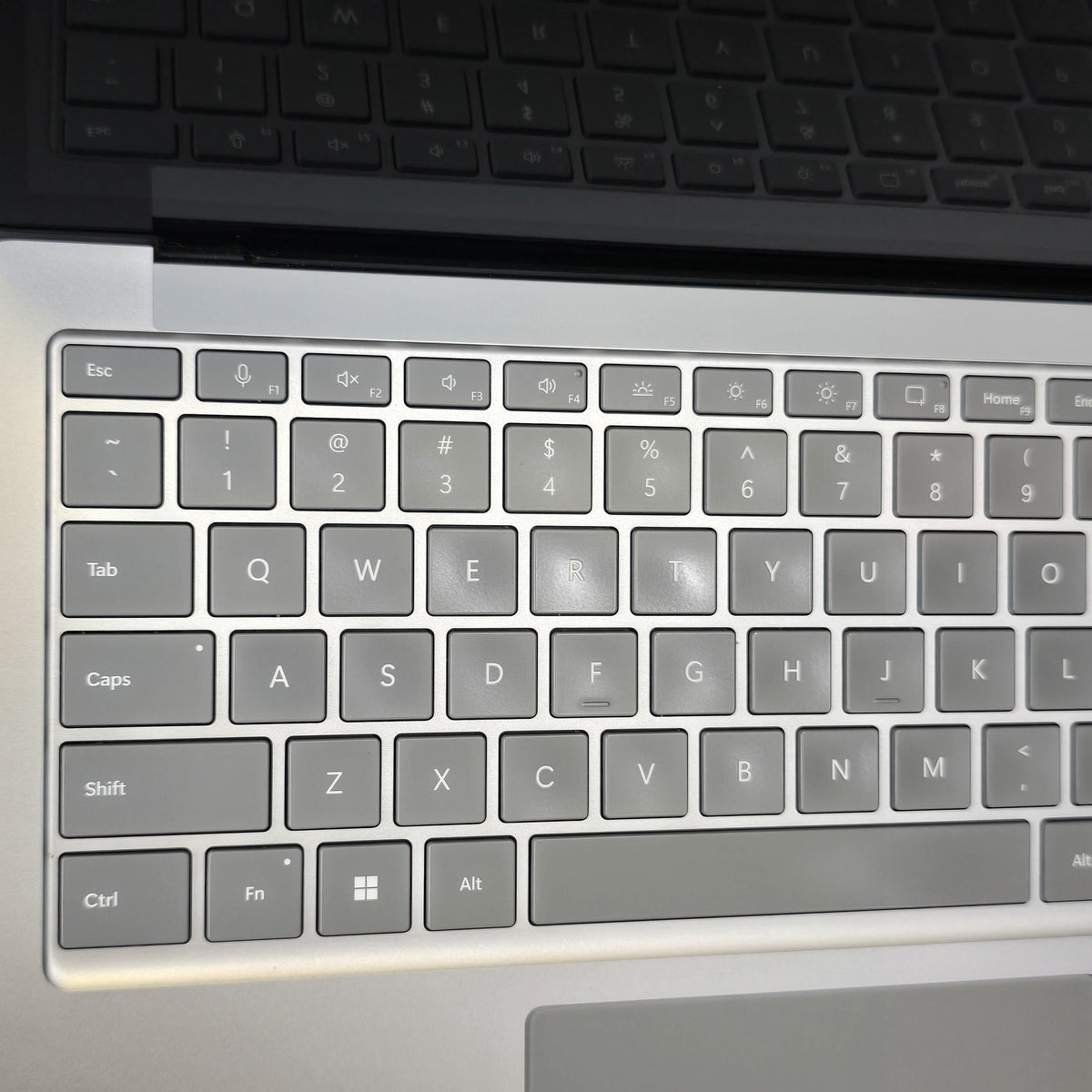 Microsoft Surface Laptop 6 13.5 Platinum 3.6 GHz Intel Core Ultra 5 16GB RAM 256GB Solid State Drive