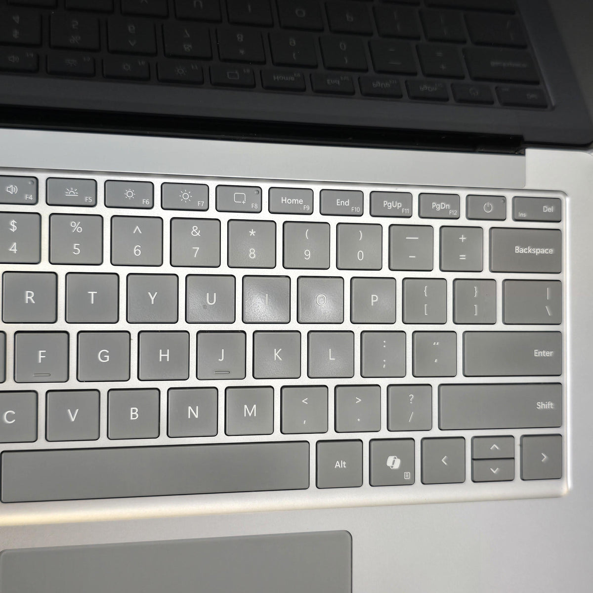 Microsoft Surface Laptop 6 13.5 Platinum 3.6 GHz Intel Core Ultra 5 16GB RAM 256GB Solid State Drive
