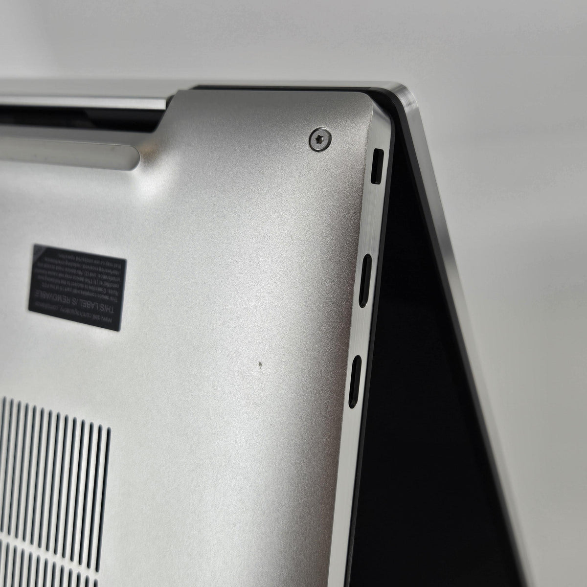 Dell XPS 17 9700 Silver 2.3 GHz Intel Core i7 10th Gen. 32GB RAM 1TB Solid State Drive NVIDIA GeForce RTX 2060 6 GB