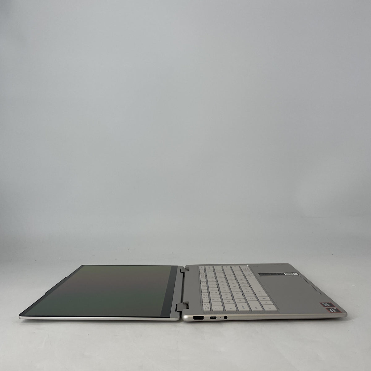 Lenovo Yoga 7 14 Silver 2.0 GHz AMD Ryzen AI 5 340 16GB RAM 512GB Solid State Drive