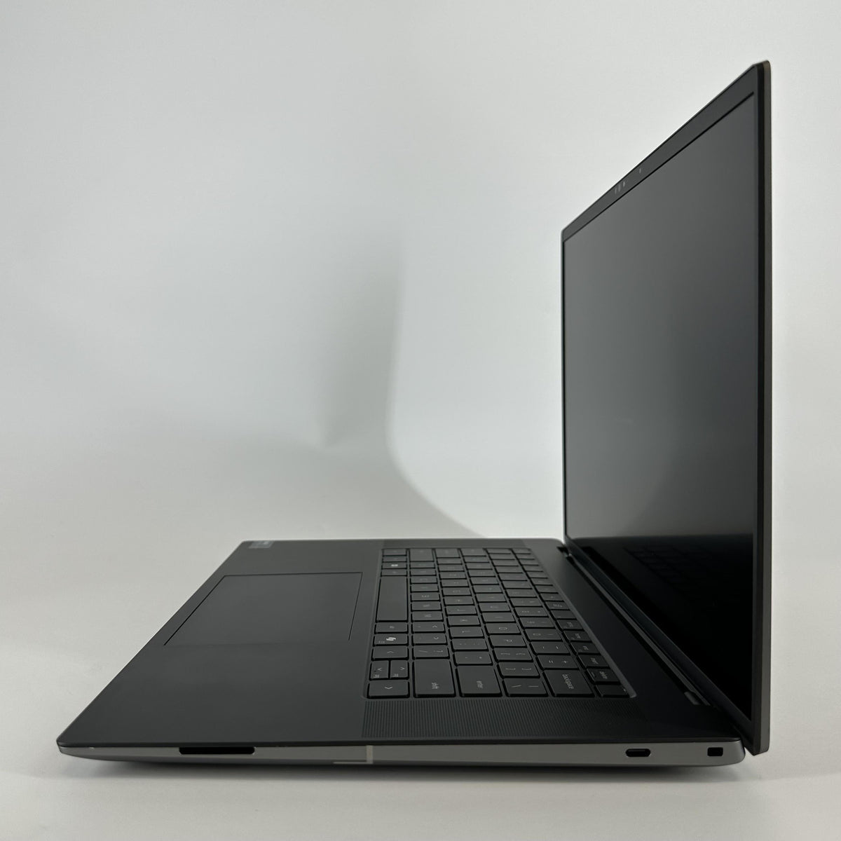 Dell Precision 5690 16 Gray 3.8 GHz Intel Core Ultra 7 32GB RAM 1TB Solid State Drive NVIDIA RTX 2000 Ada 8 GB