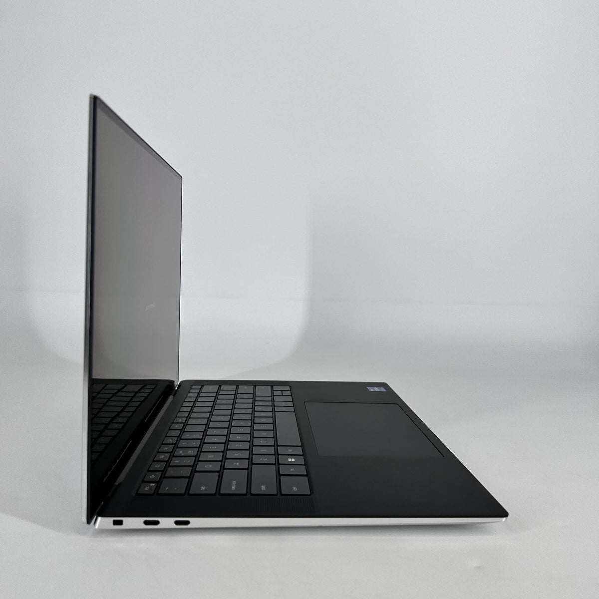 Dell XPS 15 9520 Silver 2.5 GHz Intel Core i9 12th Gen. 32GB RAM 1TB Solid State Drive NVIDIA GeForce RTX 3050 Ti 4 GB