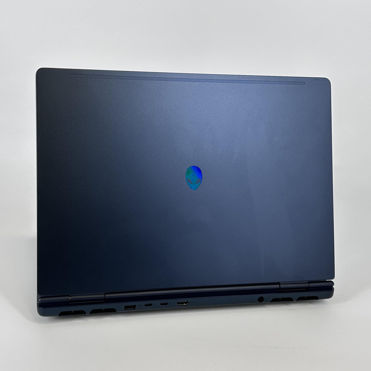 Dell Alienware 16X Aurora Interstellar Indigo 2.7 GHz Intel Core Ultra 9 Series 2 32GB RAM 2TB Solid State Drive NVIDIA GeForce RTX 5070 8 GB