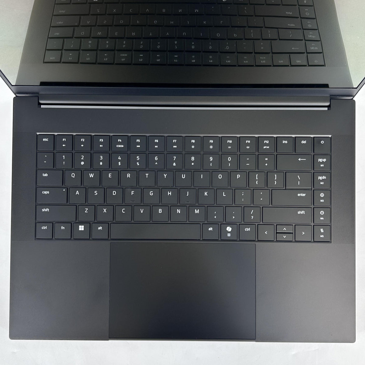 Razer Blade 16 2025 Black 2.0 GHz AMD Ryzen AI 9 365 32GB RAM 1TB Solid State Drive NVIDIA GeForce RTX 5070 8 GB