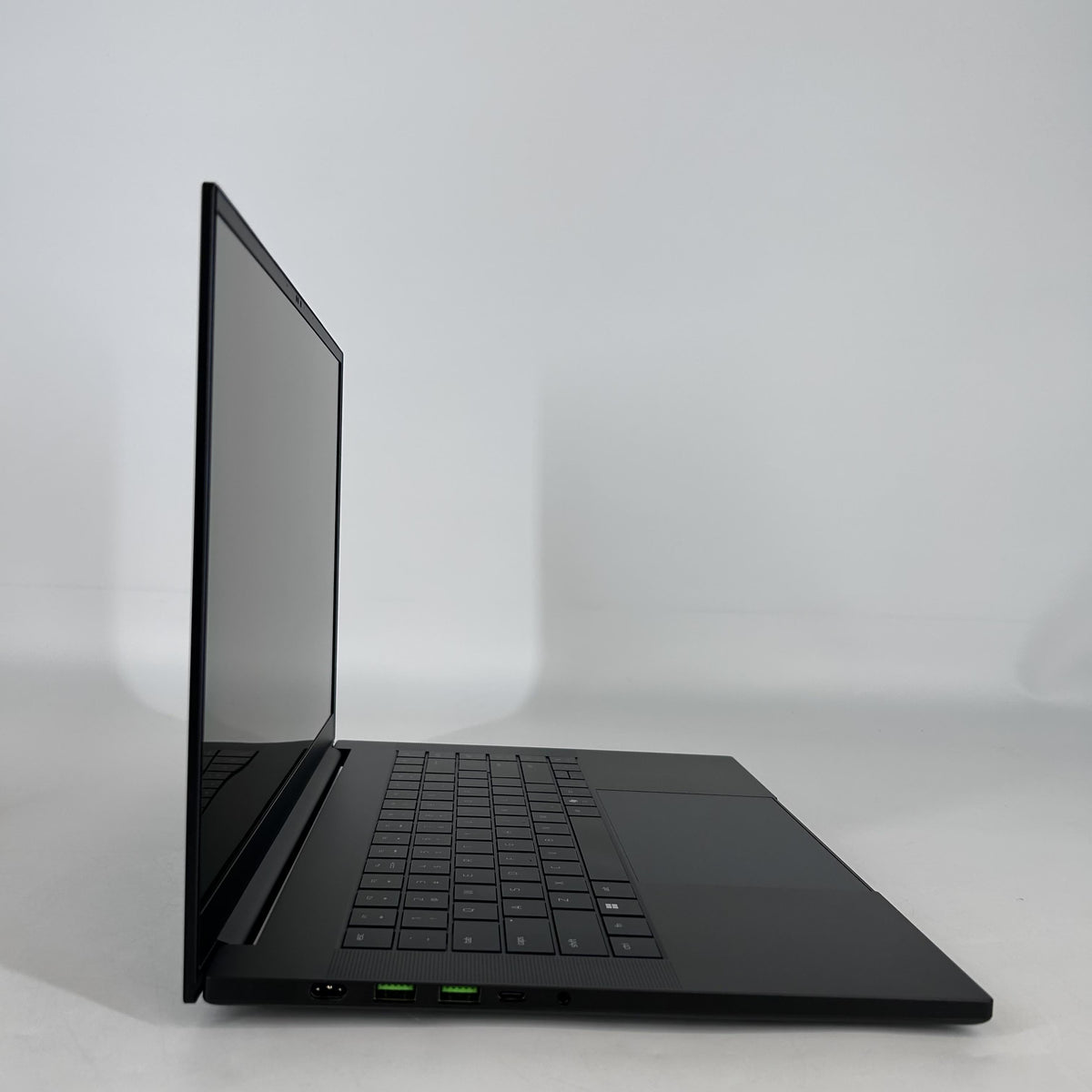 Razer Blade 16 2025 Black 2.0 GHz AMD Ryzen AI 9 365 32GB RAM 1TB Solid State Drive NVIDIA GeForce RTX 5070 8 GB