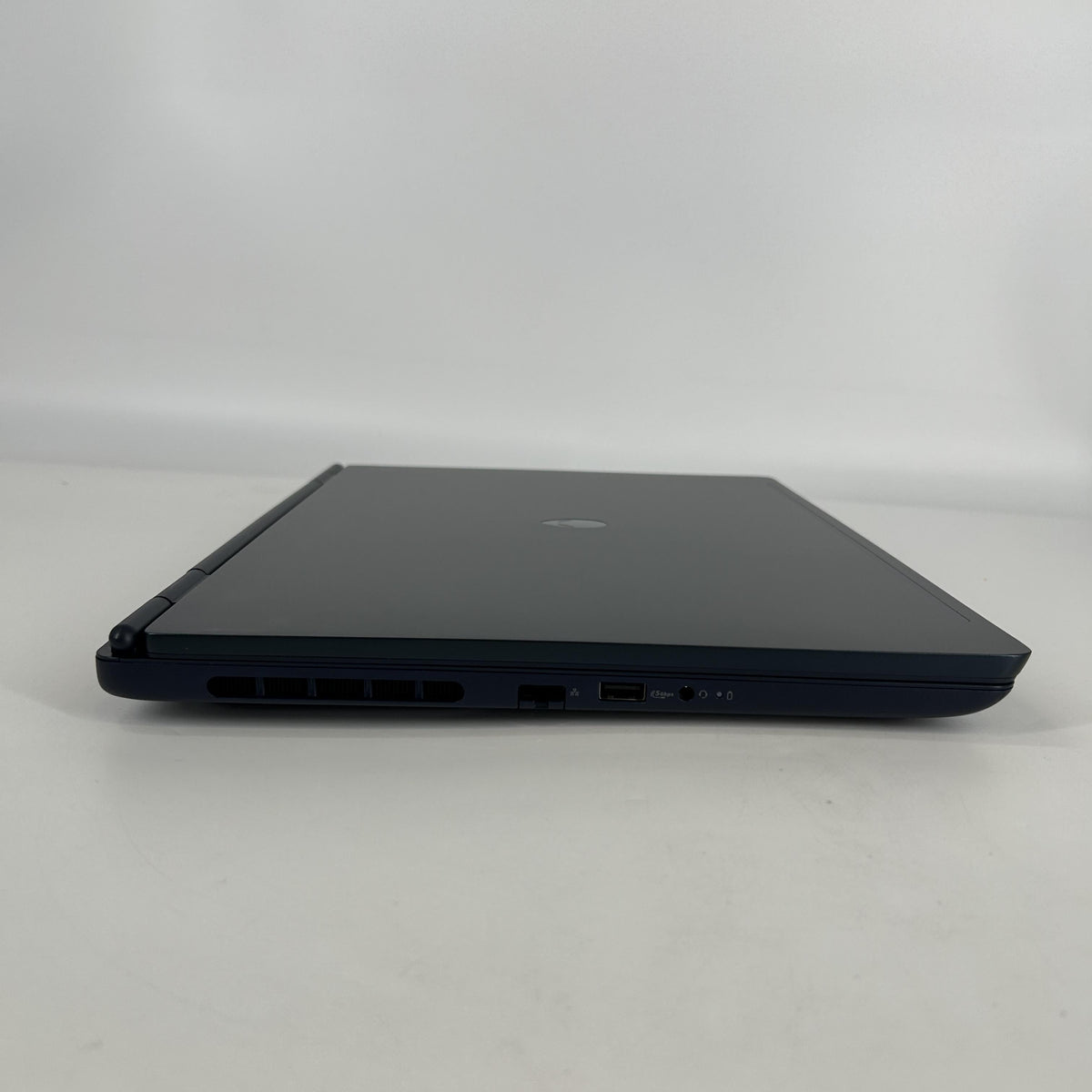 Dell Alienware 16 Aurora Interstellar Indigo 2.5 GHz Intel Core 7 Series 2 32GB RAM 1TB Solid State Drive NVIDIA GeForce RTX 5060 8 GB