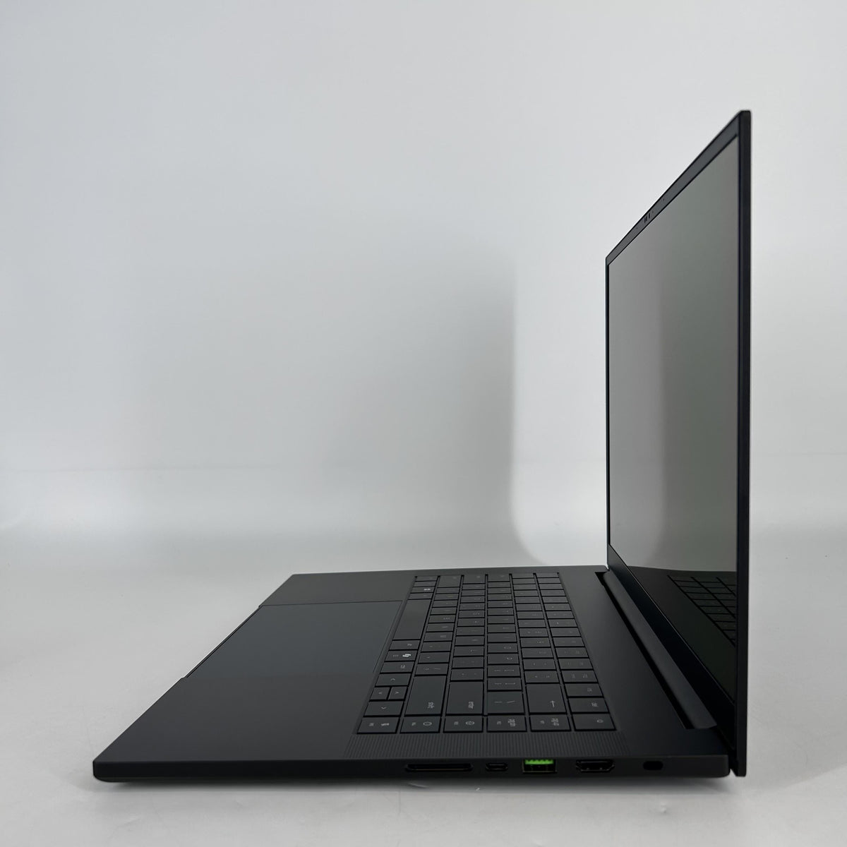 Razer Blade 16 2025 Black 2.0 GHz AMD Ryzen AI 9 365 32GB RAM 1TB Solid State Drive NVIDIA GeForce RTX 5070 8 GB