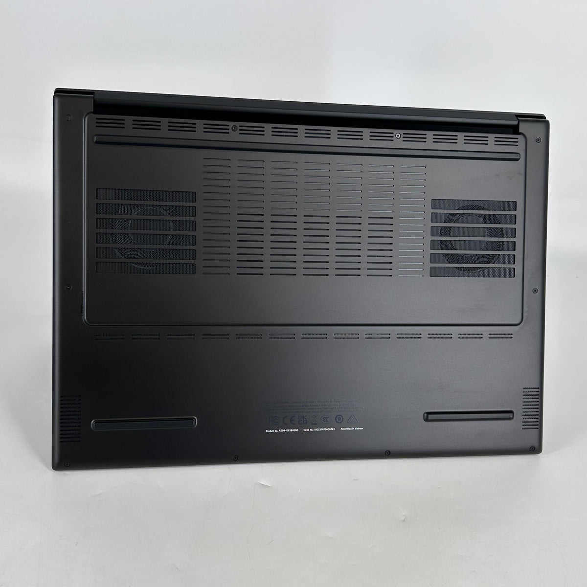 Razer Blade 16 2025 Black 2.0 GHz AMD Ryzen AI 9 365 32GB RAM 1TB Solid State Drive NVIDIA GeForce RTX 5070 8 GB