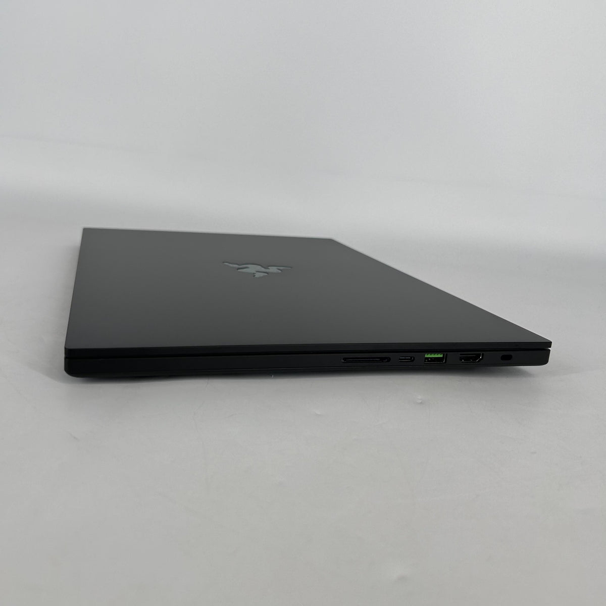 Razer Blade 16 2025 Black 2.0 GHz AMD Ryzen AI 9 365 32GB RAM 1TB Solid State Drive NVIDIA GeForce RTX 5070 8 GB
