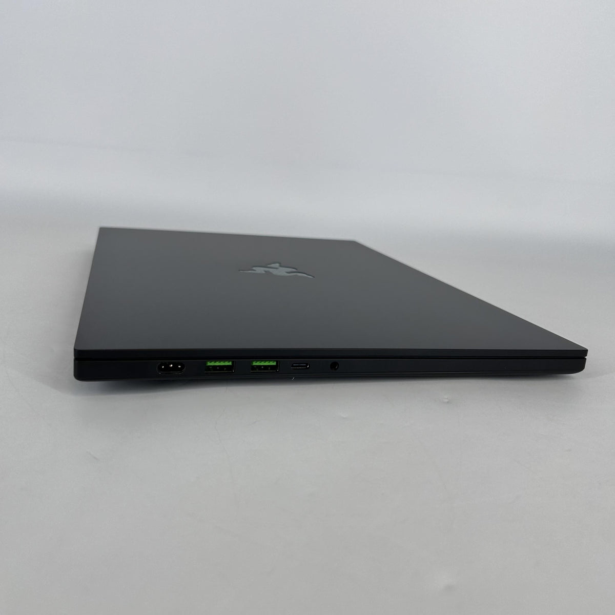 Razer Blade 16 2025 Black 2.0 GHz AMD Ryzen AI 9 365 32GB RAM 1TB Solid State Drive NVIDIA GeForce RTX 5070 8 GB