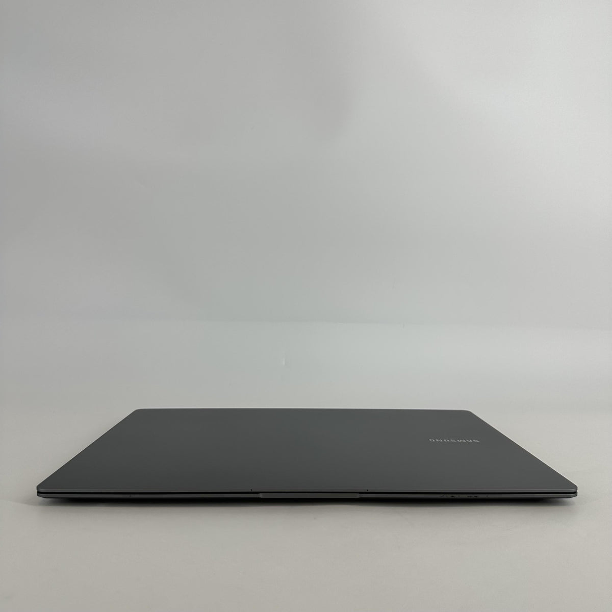Samsung Galaxy Book5 Pro 16 Gray 2.2 GHz Intel Core Ultra 7 Series 2 16GB RAM 1TB Solid State Drive
