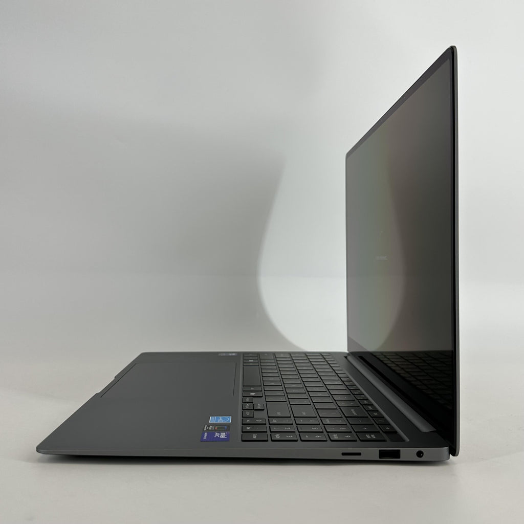 Samsung Galaxy Book5 Pro 16 Gray 2.2 GHz Intel Core Ultra 7 Series 2 16GB RAM 1TB Solid State Drive