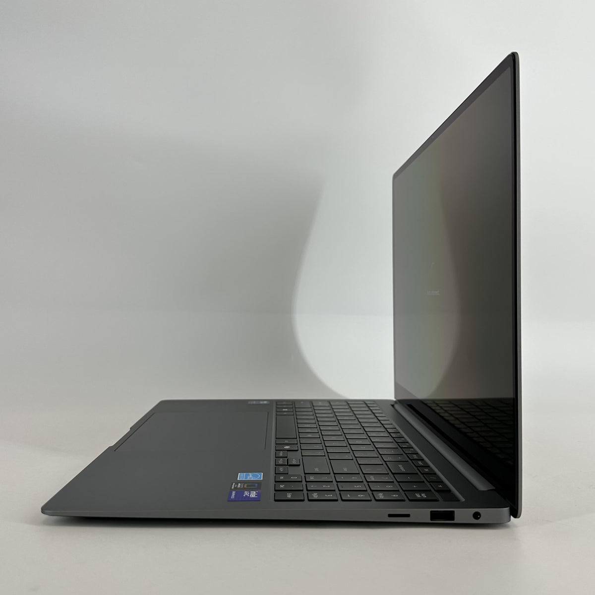 Samsung Galaxy Book5 Pro 16 Gray 2.2 GHz Intel Core Ultra 7 Series 2 16GB RAM 1TB Solid State Drive
