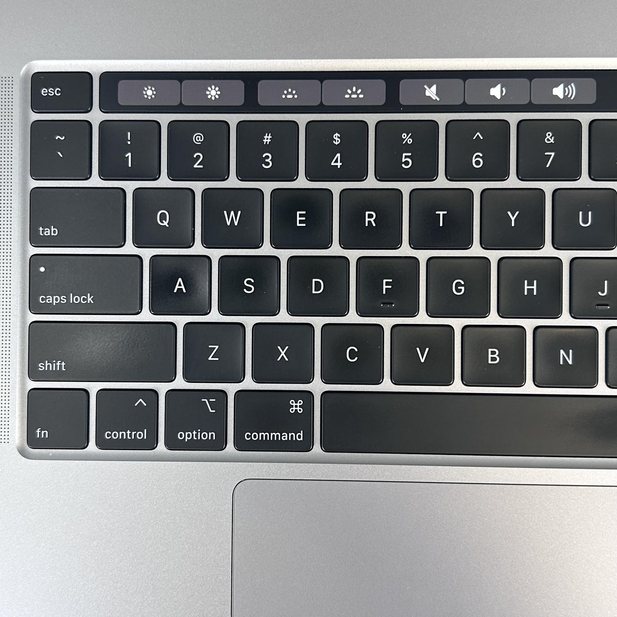 MacBook Pro 16 Touch Bar 2019 Space Gray 2.4 GHz Intel Core i9 9th Gen. 32GB RAM 512GB Solid State Drive AMD Radeon Pro 5500M 4 GB