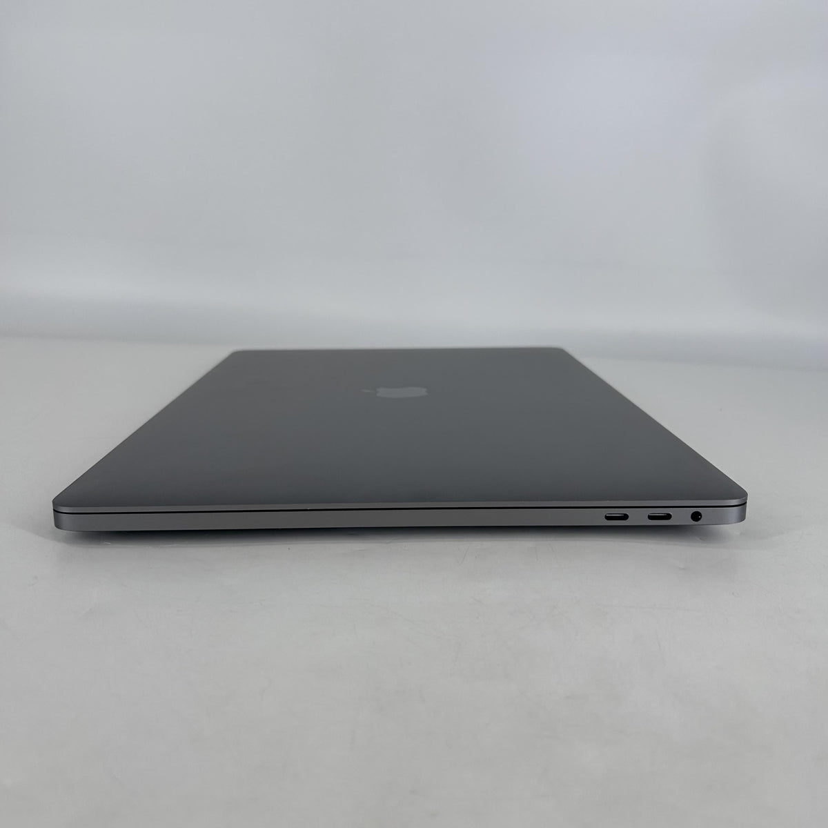 MacBook Pro 16 Touch Bar 2019 Space Gray 2.4 GHz Intel Core i9 9th Gen. 32GB RAM 512GB Solid State Drive AMD Radeon Pro 5500M 4 GB