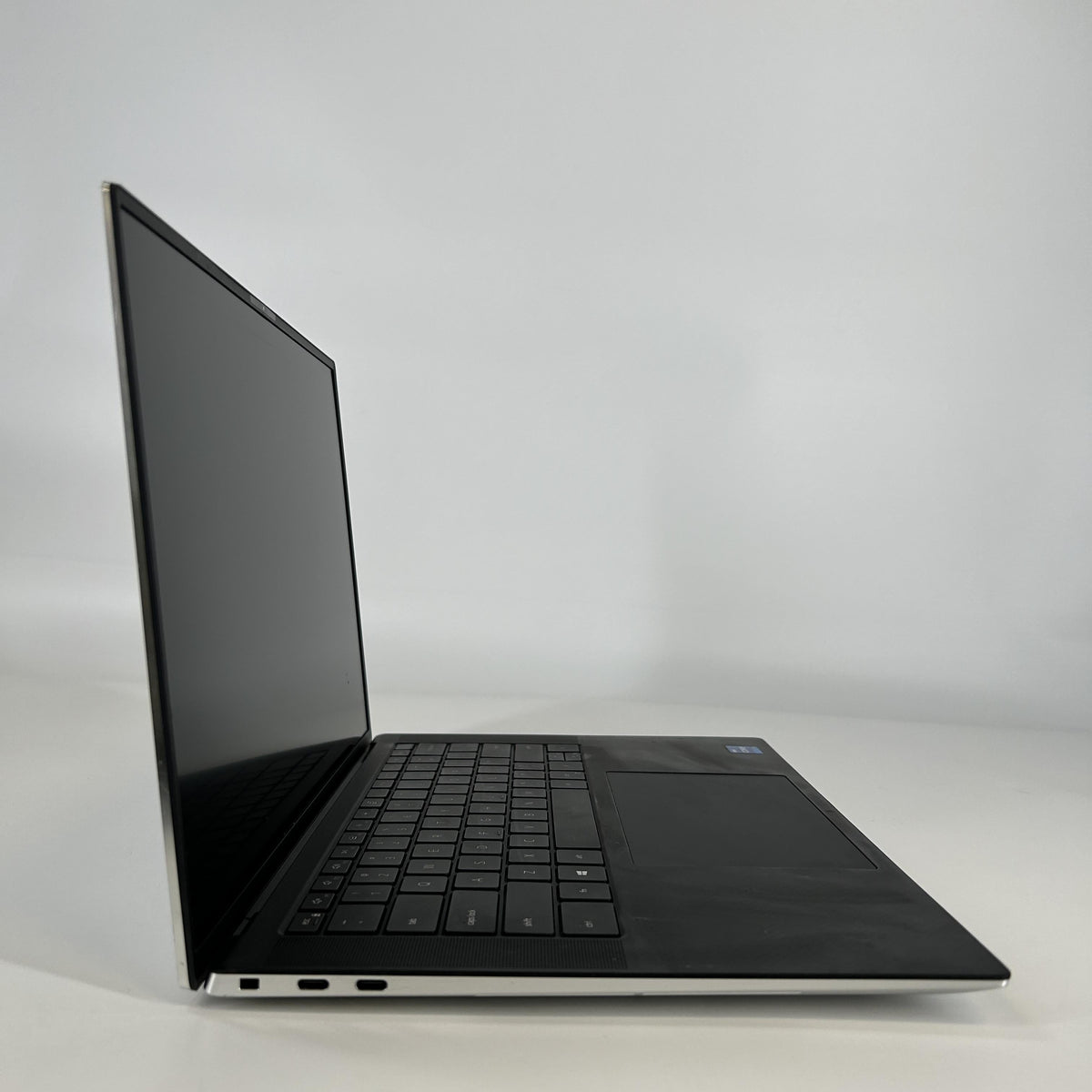 Dell XPS 15 9510 Silver 2.3 GHz Intel Core i7 11th Gen. 16GB RAM 512GB Solid State Drive NVIDIA GeForce RTX 3050 Ti 4 GB
